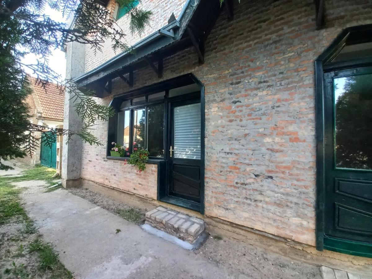 Kod Velikih Tuja Apartment Melenci Екстериор снимка